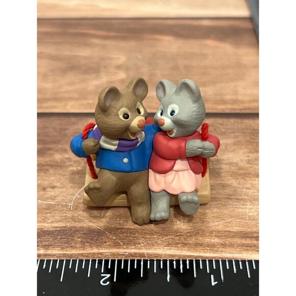 1999 HALLMARK KEEPSAKE ORNAMENT QX6689 OUR CHRISTMAS TOGETHER MOUSE LOVE - Picture 7 of 8